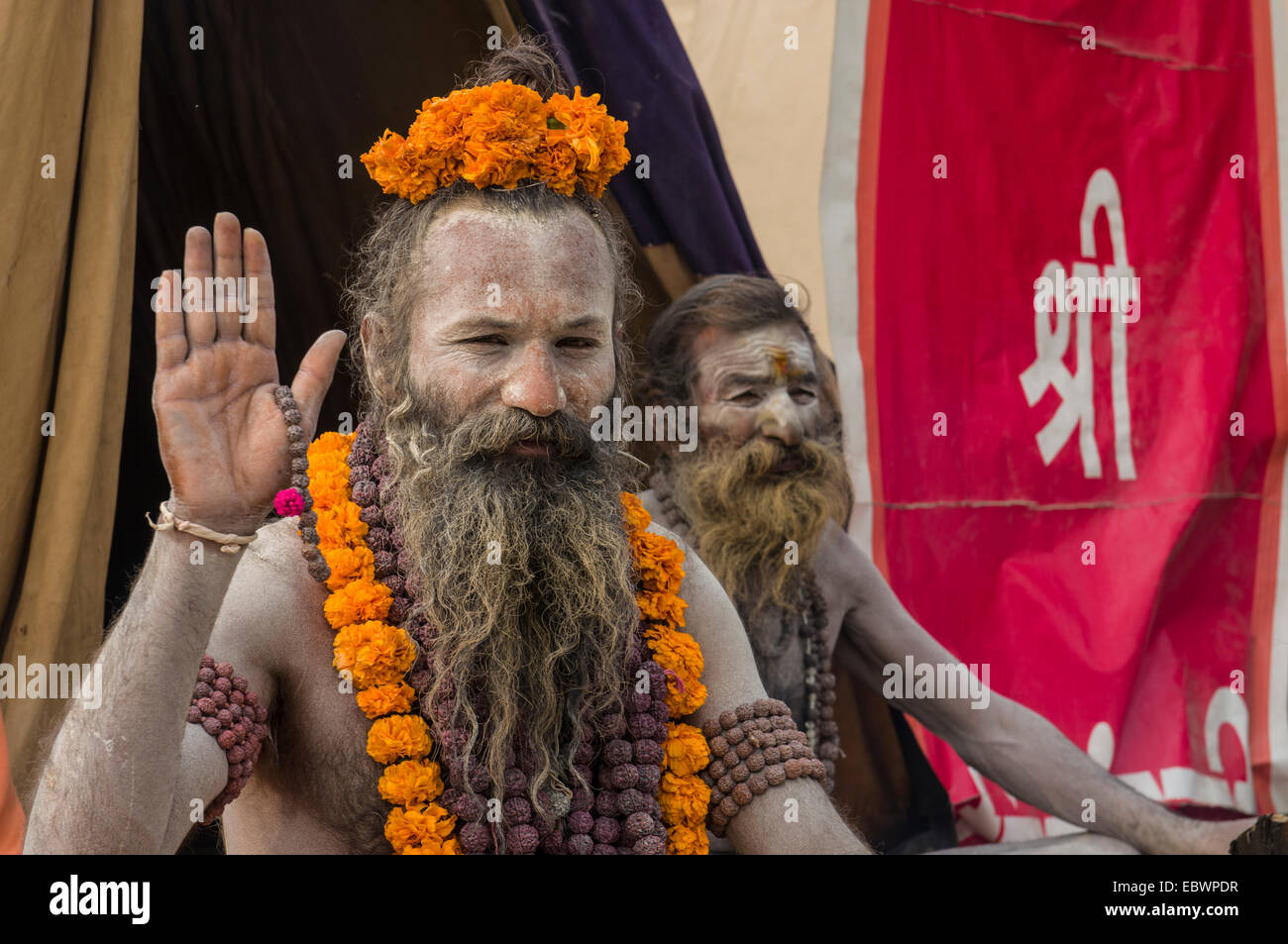 Shiva Sadhu, heiliger Mann, bei der Sangam, dem Zusammenfluss der Flüsse Ganges und Yamuna Saraswati, während Kumbha Mela festival Stockfoto