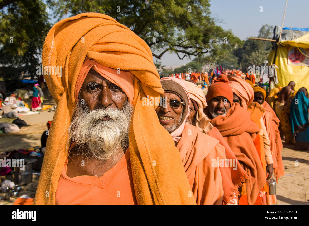 Rama Sadhu, heiliger Mann, bei der Sangam, dem Zusammenfluss der Flüsse Ganges und Yamuna Saraswati, während Kumbha Mela festival Stockfoto