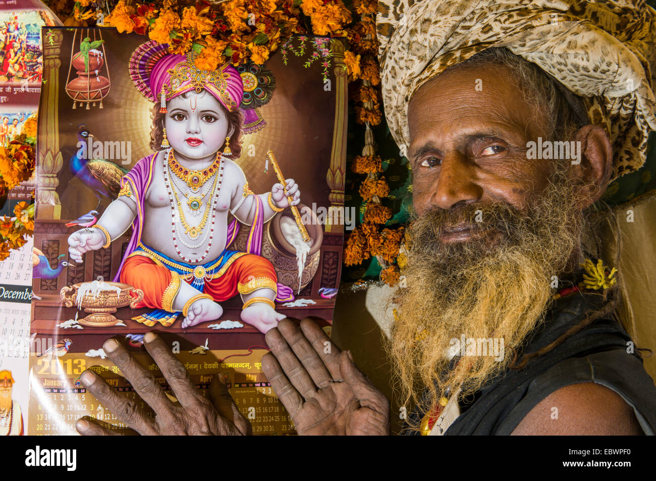 Udaisin Sadhu, heiliger Mann, bei der Sangam, dem Zusammenfluss der Flüsse Ganges und Yamuna Saraswati, während Kumbha Mela festival Stockfoto
