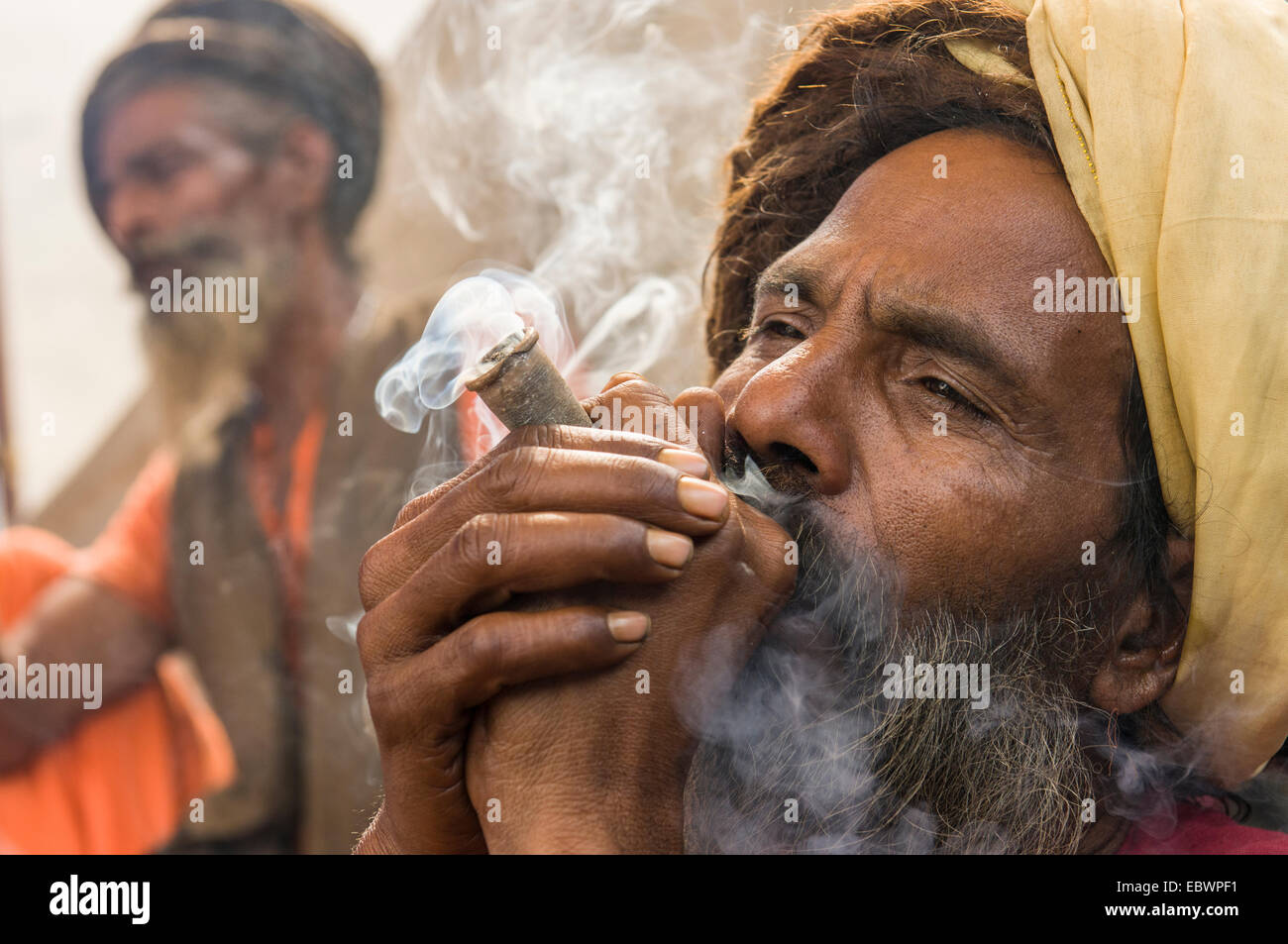 Udaisin Sadhu, heiliger Mann, Rauchen Marihuana an Sangam, dem Zusammenfluss der Flüsse Ganges und Yamuna Saraswati Stockfoto
