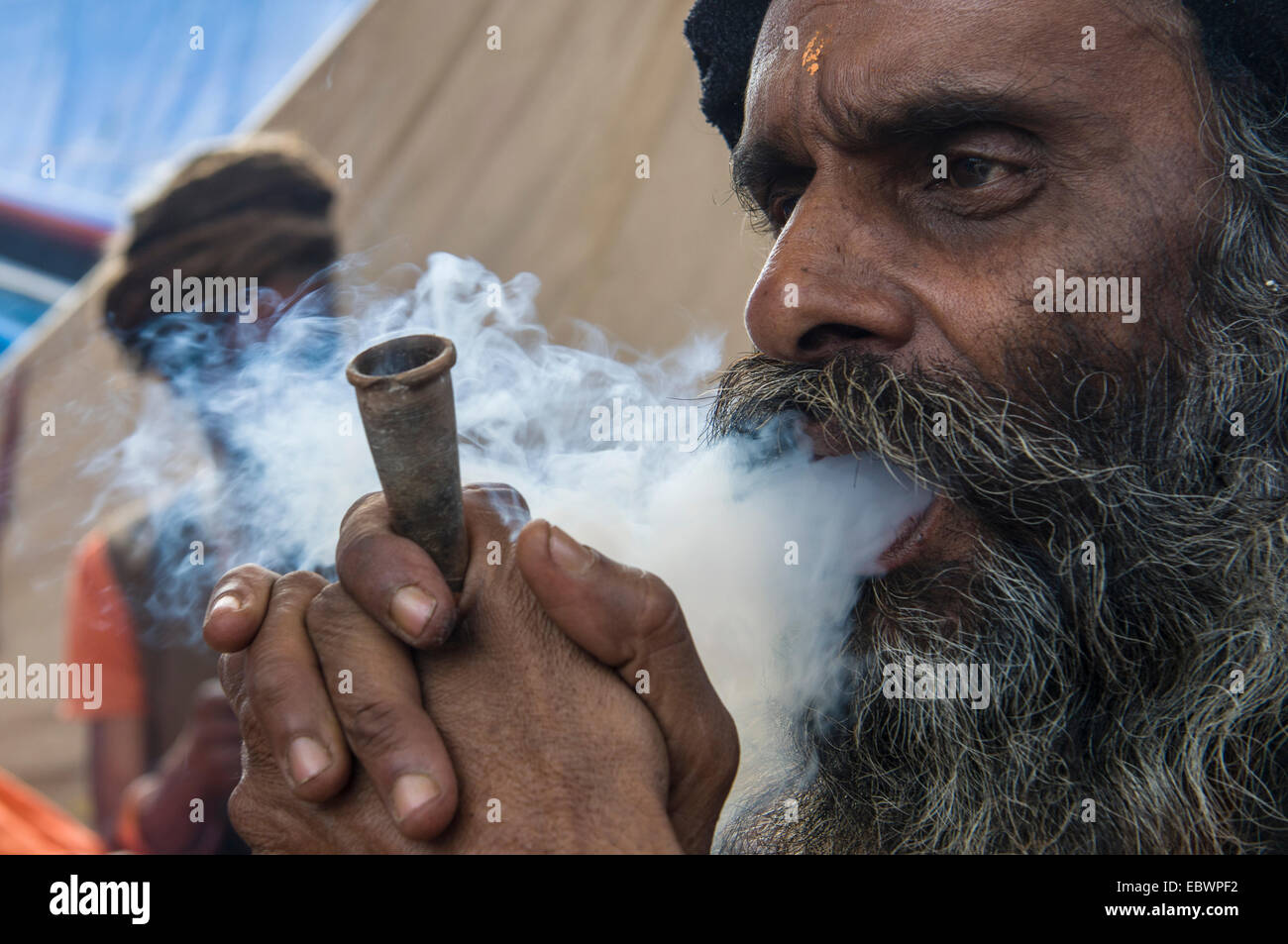 Udaisin Sadhu, heiliger Mann, Rauchen Marihuana an Sangam, dem Zusammenfluss der Flüsse Ganges und Yamuna Saraswati Stockfoto