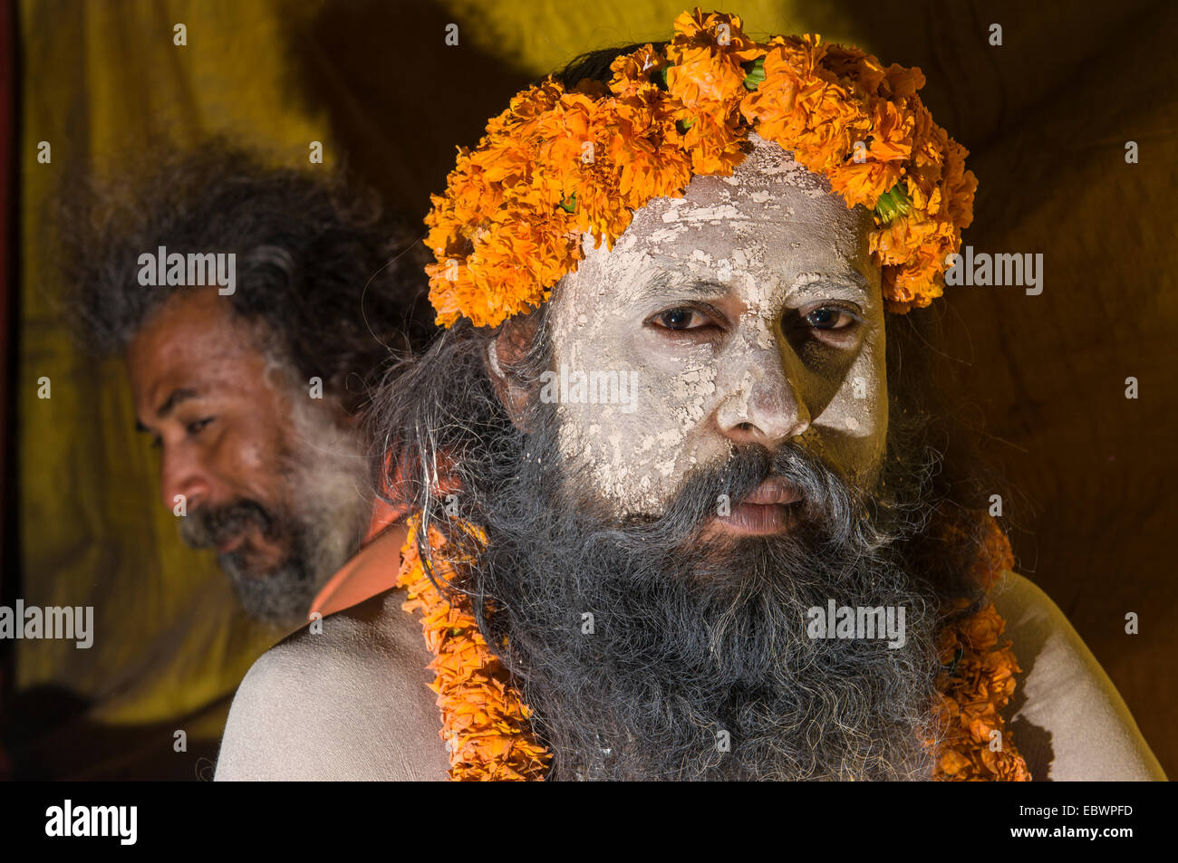 Porträt von einem Shiva Sadhu, heiliger Mann, bei der Sangam, dem Zusammenfluss der Flüsse Ganges und Yamuna Saraswati Stockfoto