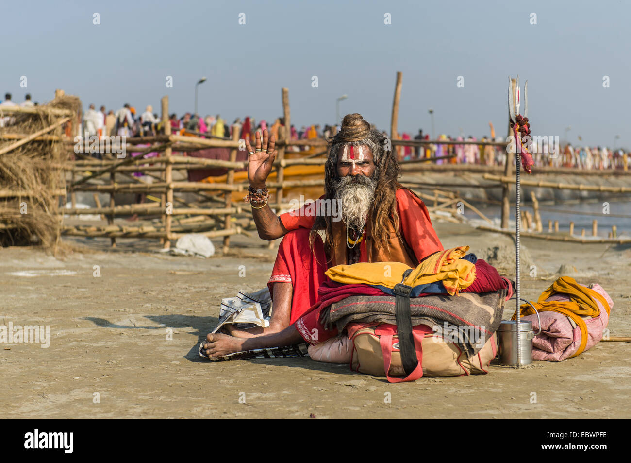 Shiva Sadhu, heiliger Mann, sitzt an der Sangam, dem Zusammenfluss der Flüsse Ganges und Yamuna Saraswati Stockfoto