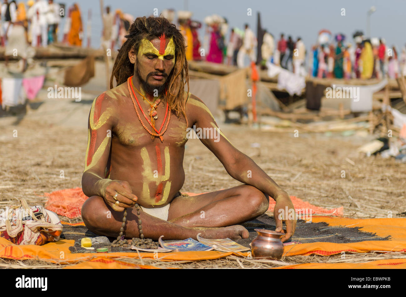 Shiva Sadhu, heiliger Mann, Meditation in der Sangam, dem Zusammenfluss der Flüsse Ganges und Yamuna Saraswati Stockfoto