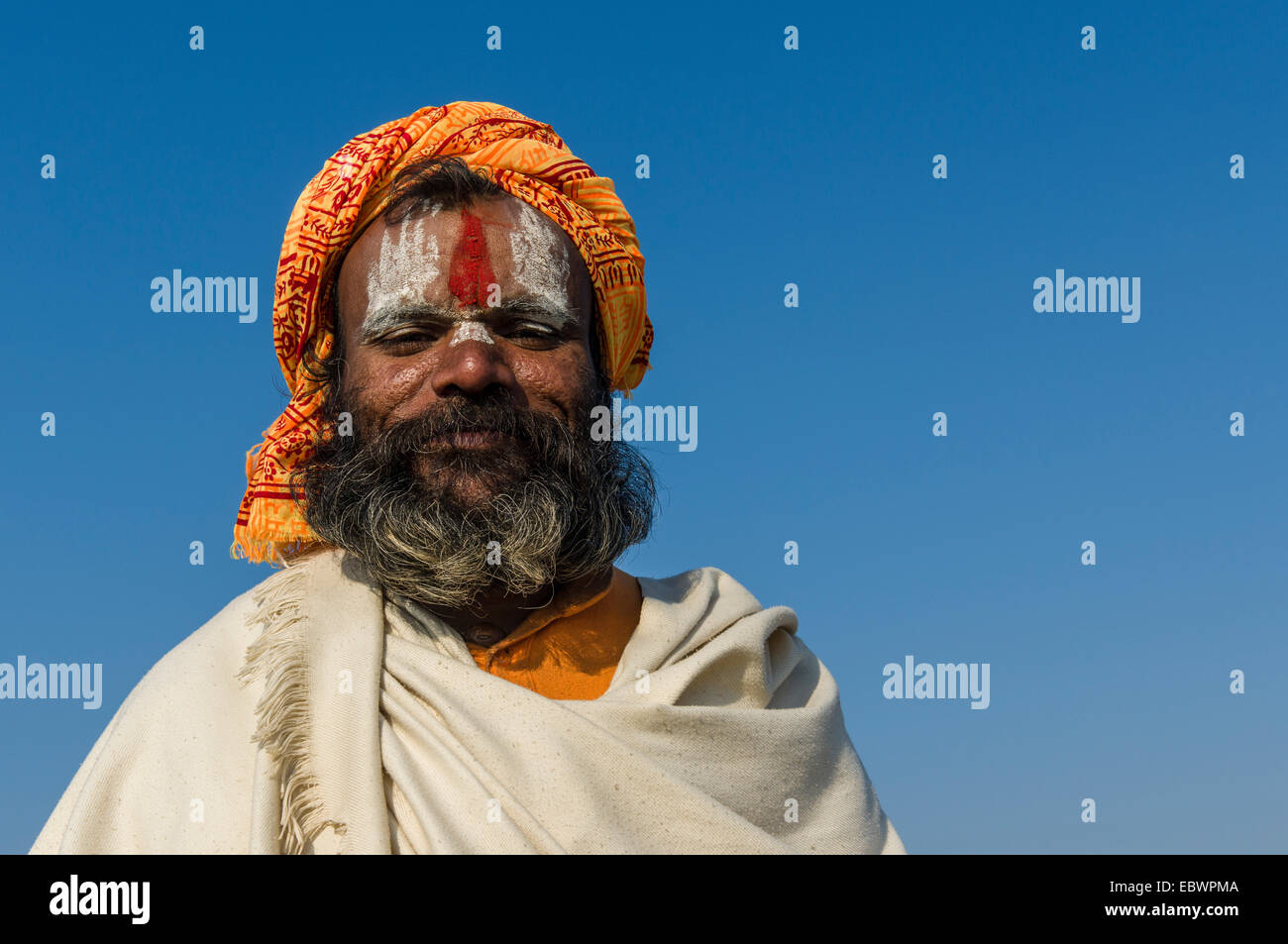 Porträt einer Rama Sadhu, heiliger Mann, bei der Sangam, dem Zusammenfluss der Flüsse Ganges und Yamuna Saraswati Stockfoto