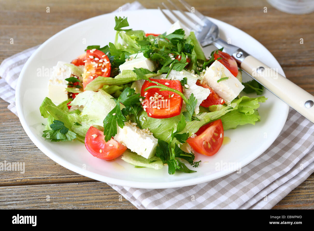 Salat mit Tomaten, Paprika und Käse, gesunde Ernährung Stockfoto