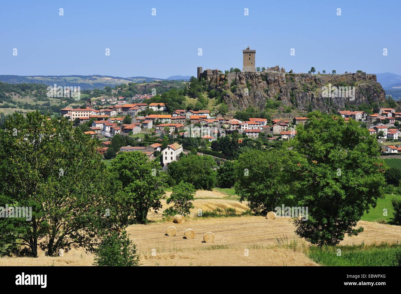 Burg von Polignac auf einem Basaltfelsen oberhalb des Dorfes, Polignac, Haute Loire, Auvergne, Frankreich Stockfoto