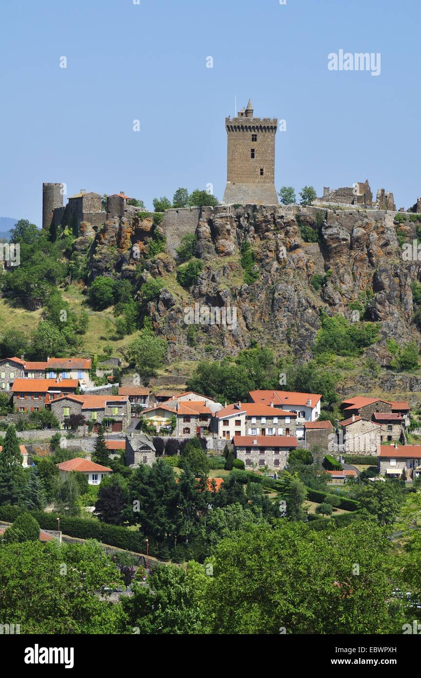 Burg von Polignac auf einem Basaltfelsen oberhalb des Dorfes, Polignac, Haute Loire, Auvergne, Frankreich Stockfoto