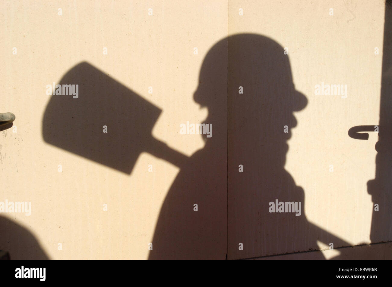 Schatten eines Arbeitnehmers mit Schutzhelm, Spaten, symbolisches Bild für Schwarzarbeit und Schattenwirtschaft, Hamburg, Hamburg, Deutschland Stockfoto