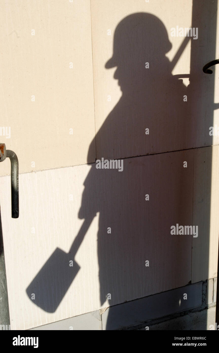 Schatten eines Arbeitnehmers mit Schutzhelm, Spaten, symbolisches Bild für Schwarzarbeit und Schattenwirtschaft, Hamburg, Hamburg, Deutschland Stockfoto