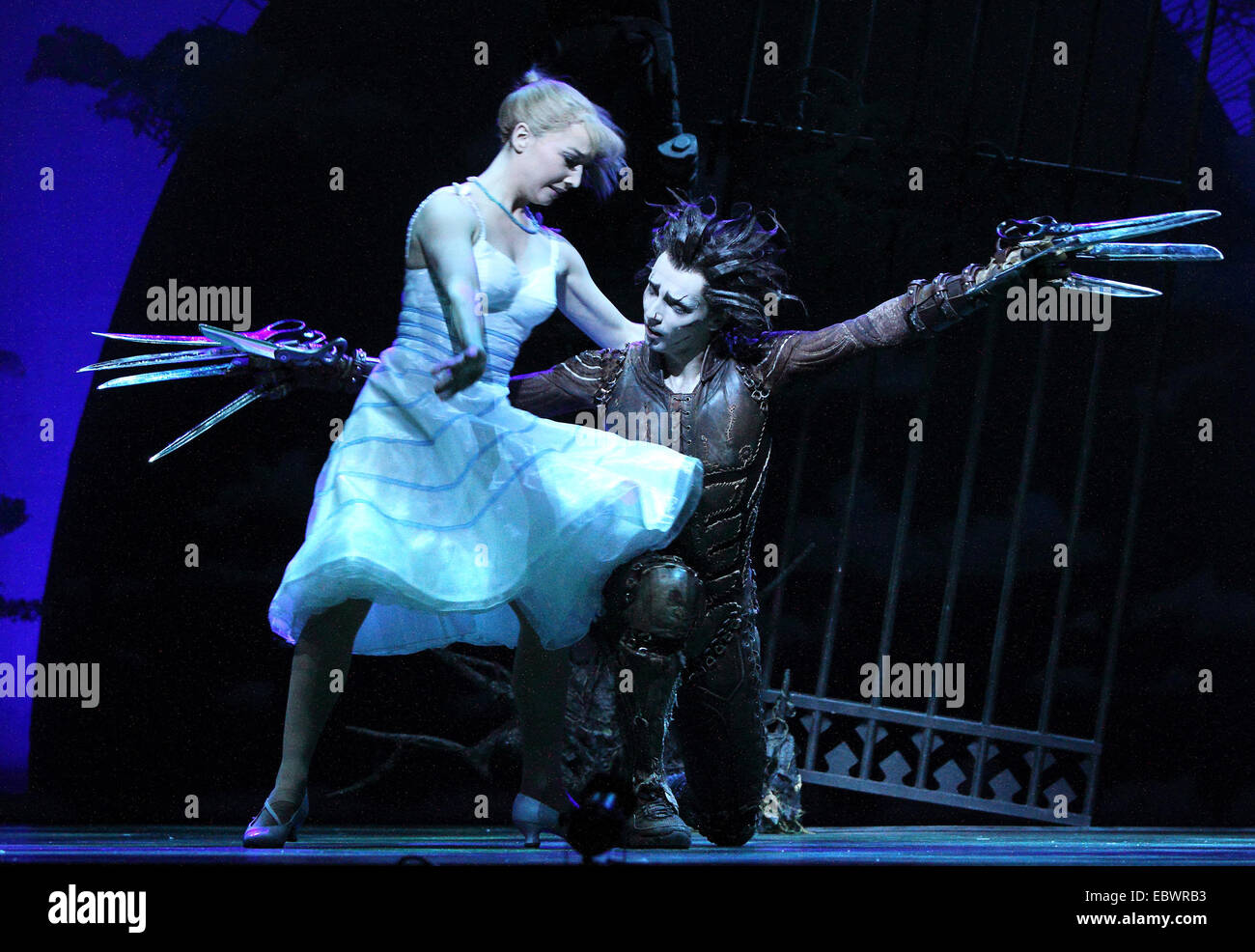 Sadlers Wells, London, UK. 4. Dezember 2014. Liam Mäher als "Edward Scissorhands" und Katy Lowenhoff als "Kim Boggs" Fototermin für die Matthew Bourne Adaption für die Bühne von Burtons Film "Edward Scissorhands" am Sadler es Wells, London am 4. Dezember 2014 "Edward mit den Scherenhänden" von Liam Mower und Dominic North gespielt wird, "Kim Boggs" wird gespielt von Katy Lowenhoff und Ashley Shaw (auf alternative Nächte) Credit: KEITH MAYHEW/Alamy Live News Stockfoto