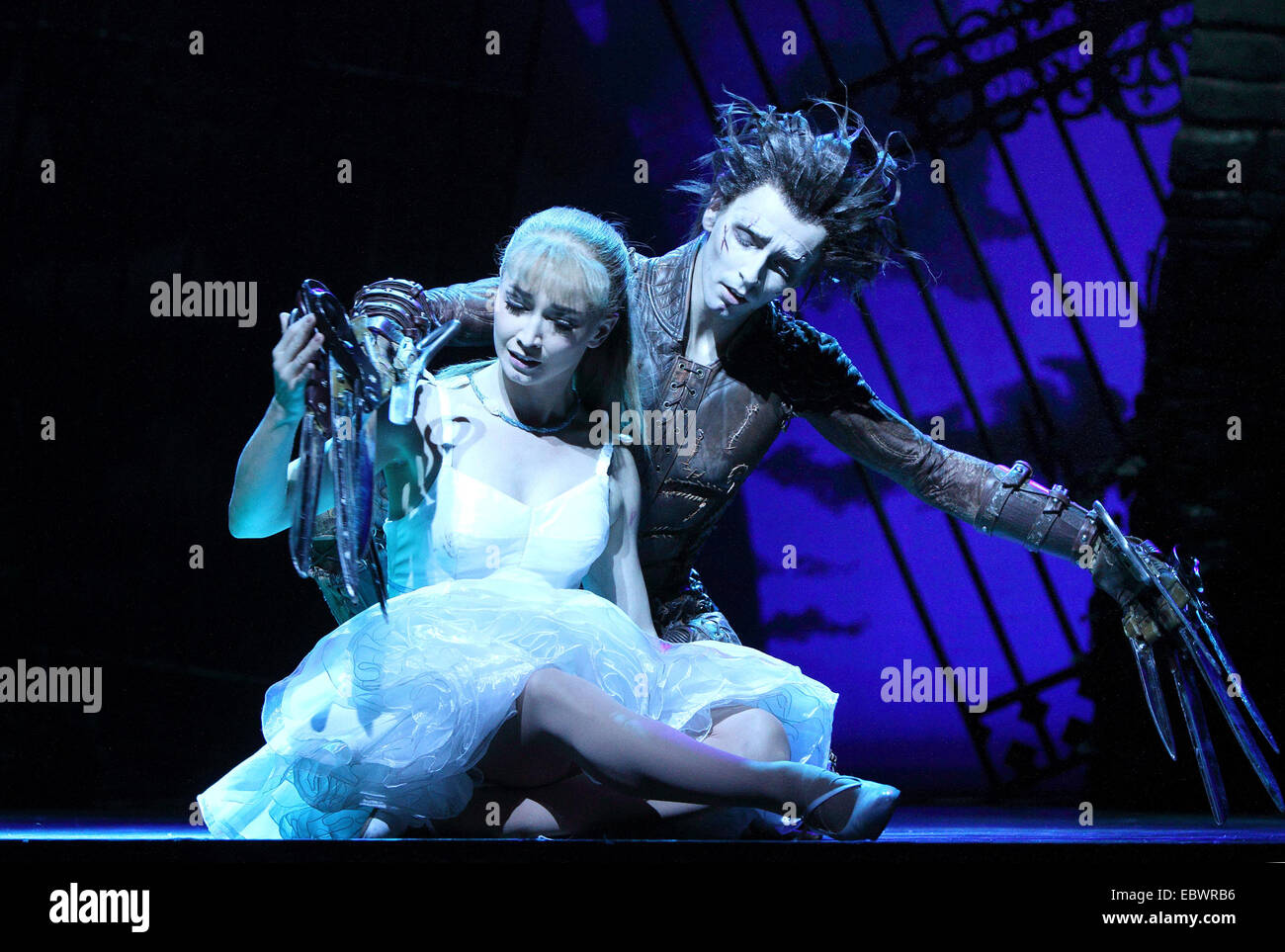 Sadlers Wells, London, UK. 4. Dezember 2014. Liam Mäher als "Edward Scissorhands" und Katy Lowenhoff als "Kim Boggs" Fototermin für die Matthew Bourne Adaption für die Bühne von Burtons Film "Edward Scissorhands" am Sadler es Wells, London am 4. Dezember 2014 "Edward mit den Scherenhänden" von Liam Mower und Dominic North gespielt wird, "Kim Boggs" wird gespielt von Katy Lowenhoff und Ashley Shaw (auf alternative Nächte) Credit: KEITH MAYHEW/Alamy Live News Stockfoto