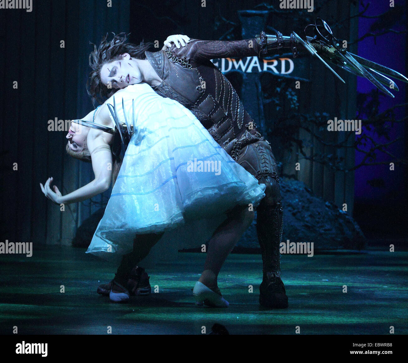Sadlers Wells, London, UK. 4. Dezember 2014. Dominic Norden als "Edward Scissorhands" und Ashley Shaw als "Kim Boggs" Fototermin für die Matthew Bourne Adaption für die Bühne von Burtons Film "Edward Scissorhands" am Sadler es Wells, London am 4. Dezember 2014 "Edward mit den Scherenhänden" von Liam Mower und Dominic North gespielt wird, "Kim Boggs" wird gespielt von Katy Lowenhoff und Ashley Shaw (auf alternative Nächte) Credit: KEITH MAYHEW/Alamy Live News Stockfoto