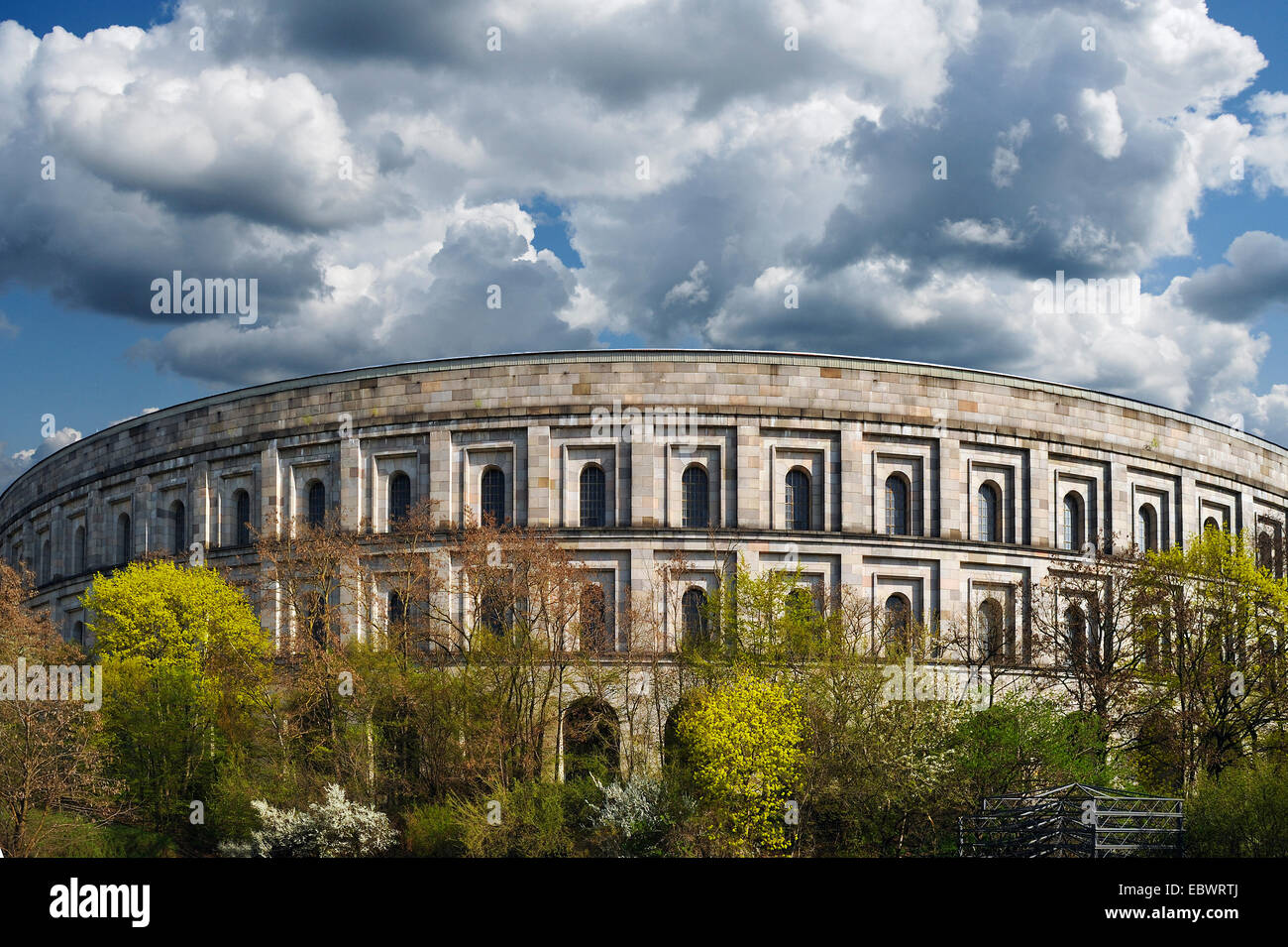 Vorderansicht der ehemaligen unvollendeten Kongresshalle der NSDAP 1933-1945, Dokumentationszentrum Reichsparteitagsgelände Stockfoto