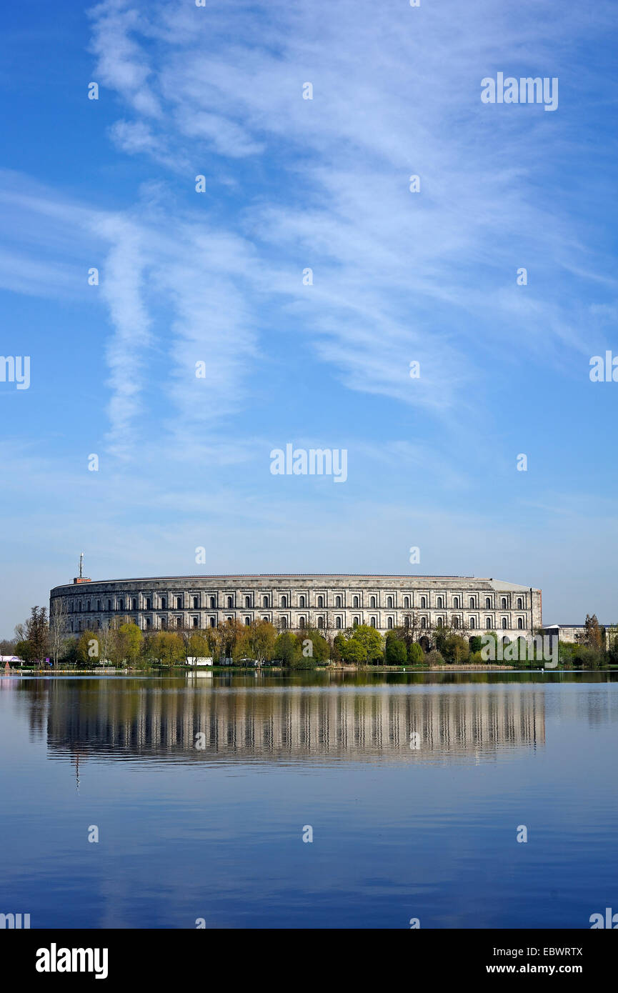 Vollständigen Überblick über die ehemaligen unvollendeten Kongresshalle der NSDAP 1933-1945, Dutzendteich Teich an der Vorderseite Stockfoto
