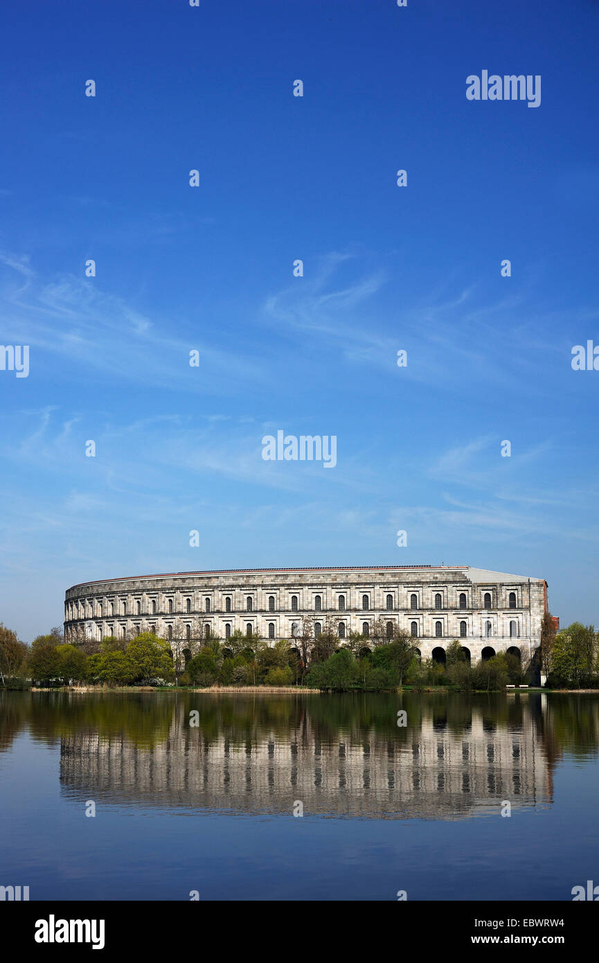 Vollständigen Überblick über die ehemaligen unvollendeten Kongresshalle der NSDAP 1933-1945, Dutzendteich Teich an der Vorderseite Stockfoto