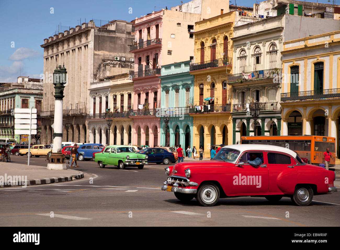 Amerikanische Oldtimer aus den 50ern und bunten Fassaden, Centro Habana, Havana, Kuba Stockfoto