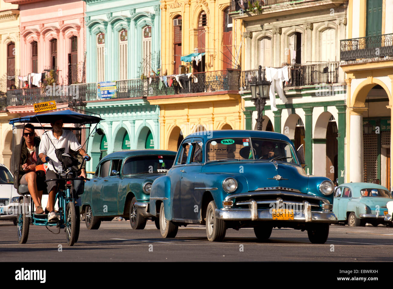 Fahrradrikscha, amerikanische Oldtimer aus den 50ern und bunten Fassaden, Centro Habana, Havana, Kuba Stockfoto
