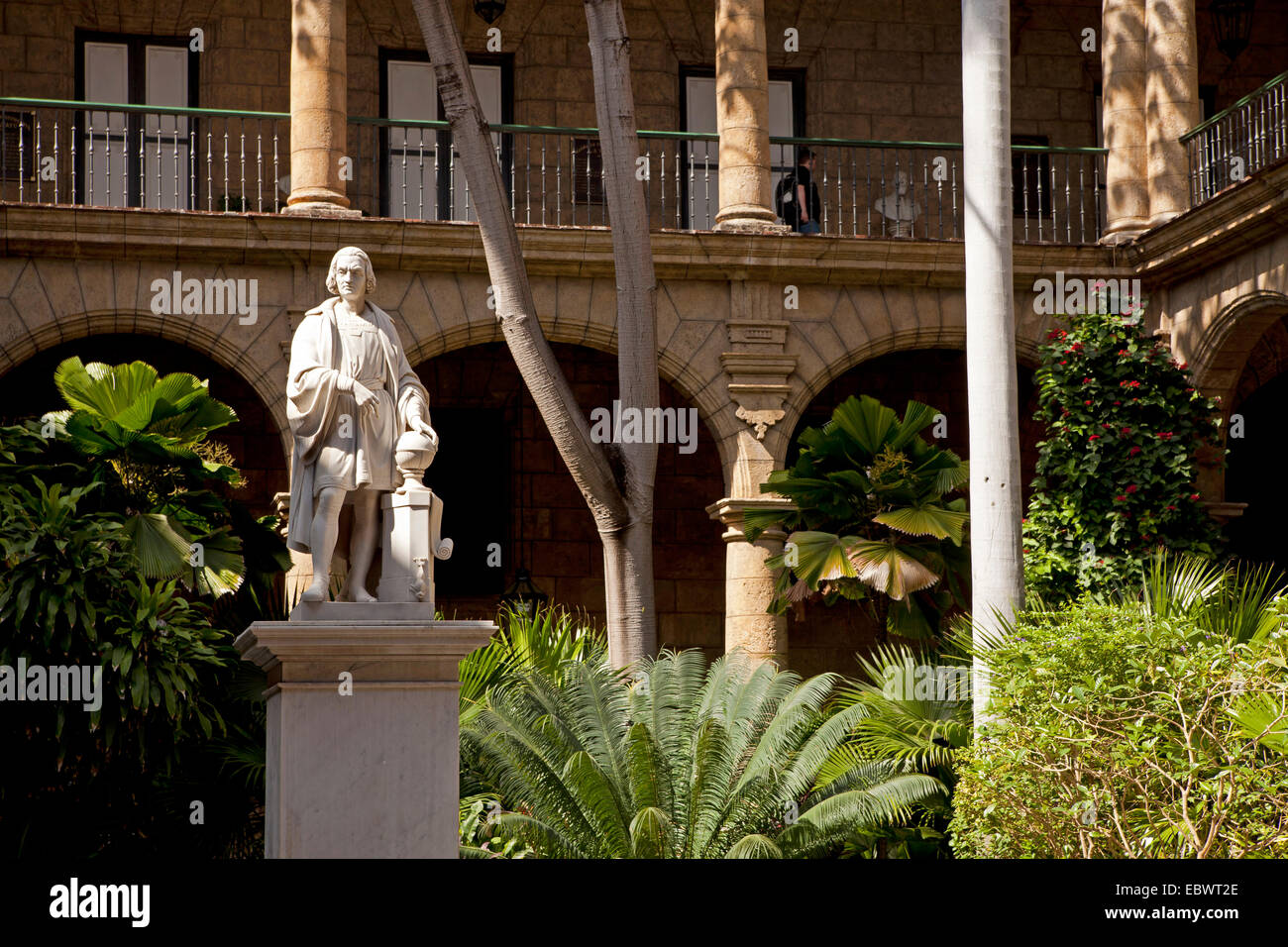 Marmor Statue von Christopher Columbus in den Hof des Palacio de Los Capitanes Generales, ehemalige Gouverneurspalast und Stockfoto