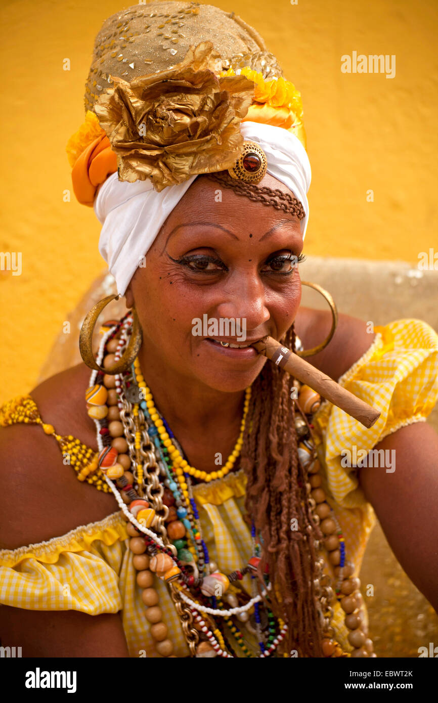 Senora de la Habana, eine Priesterin der Afro-kubanischen Santeria oder Santera, mit einer Zigarre, Havanna, Kuba Stockfoto