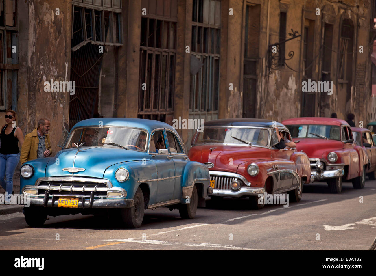 Amerikanische Oldtimer aus den 50ern und bunten Fassaden, Centro Habana, Havana, Kuba Stockfoto