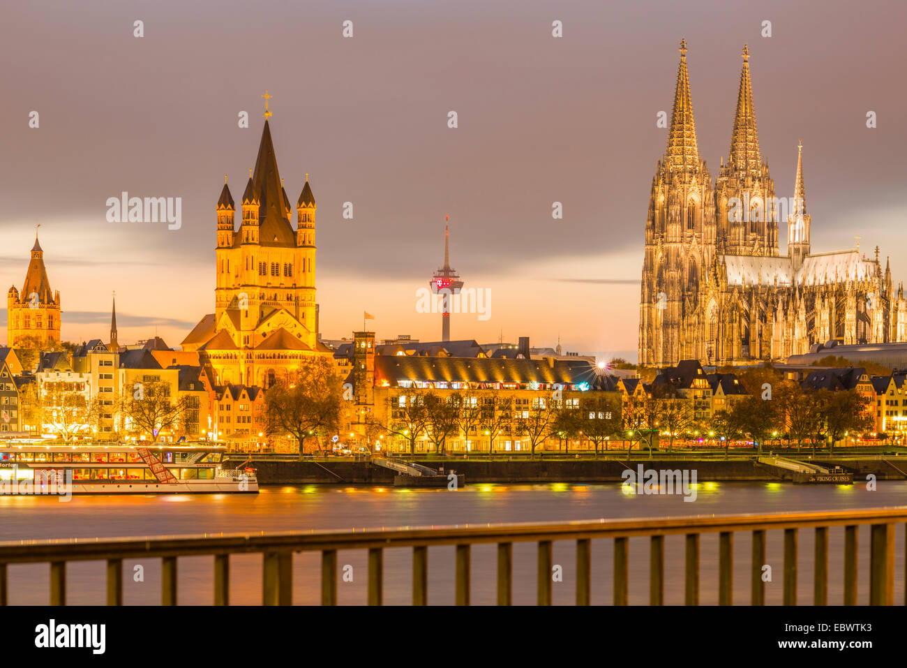 Rathaus, groß St. Martinskirche, Kölner Dom, alte Stadt-Bank von Rhein, Köln, Rheinland, Nordrhein-Westfalen Stockfoto