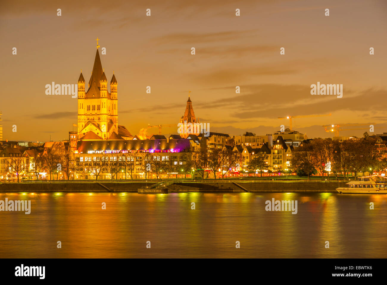 Groß St. Martin Church, Rathaus, alte Stadt-Bank von Rhein, Köln, Rheinland, Nordrhein-Westfalen, Deutschland Stockfoto