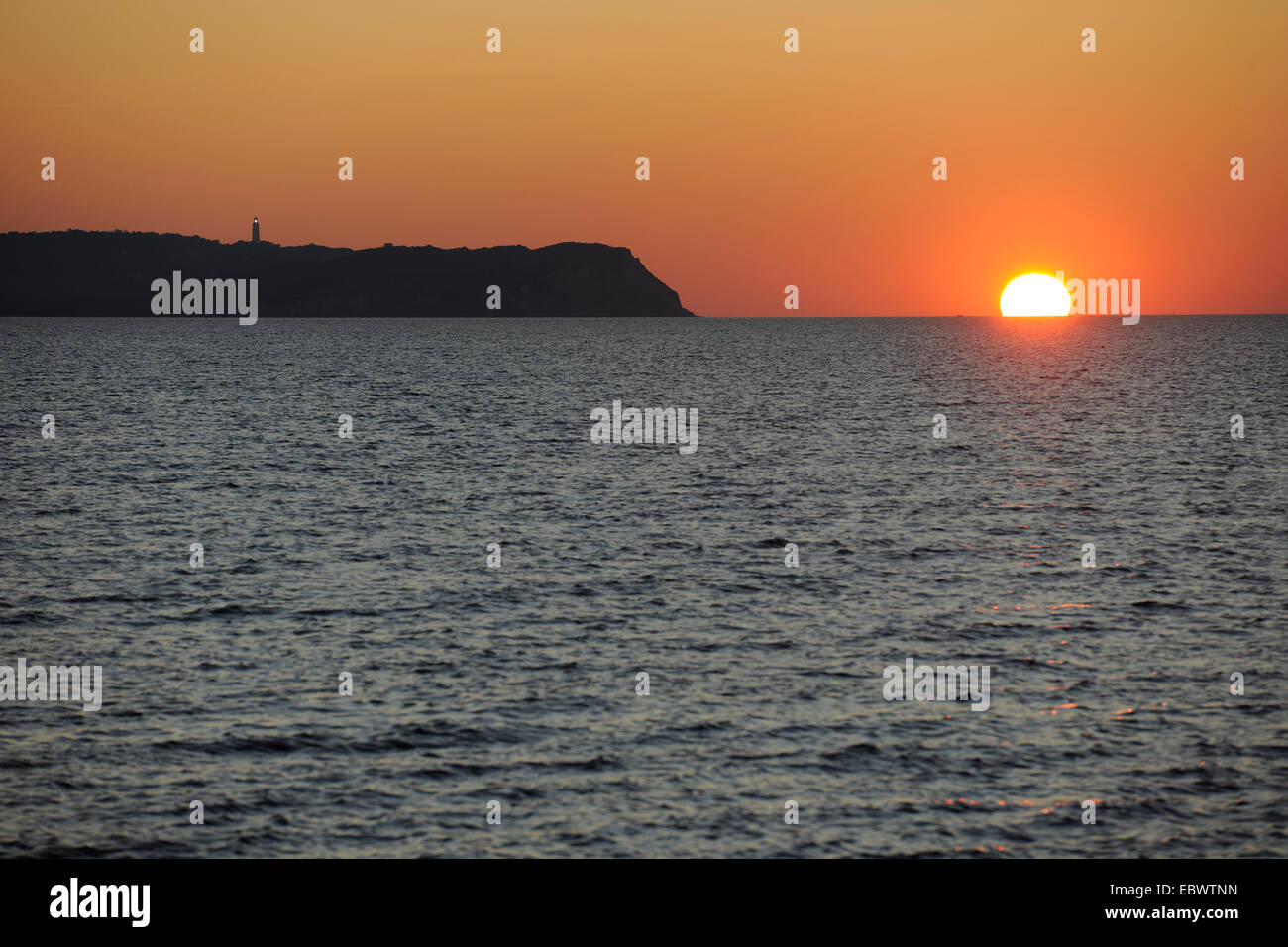 Sonnenuntergang über der Ostsee neben Hiddensee Insel mit Leuchtturm Dornbusch, Hiddensee, Mecklenburg-Vorpommern, Deutschland Stockfoto