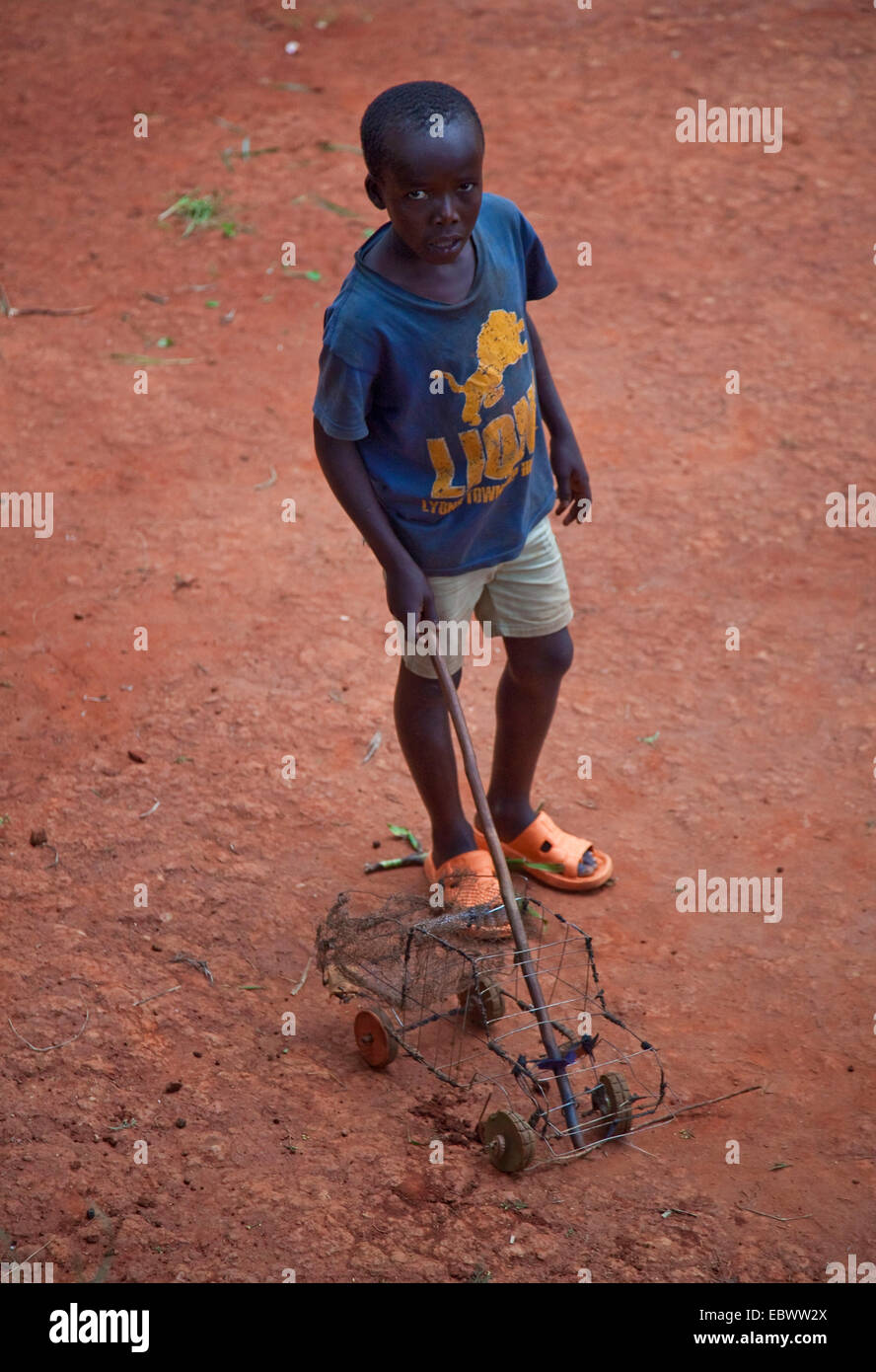 Jungen spielen mit Selfmade Wire Frame Spielzeugauto, Burundi, Gitega Stockfoto