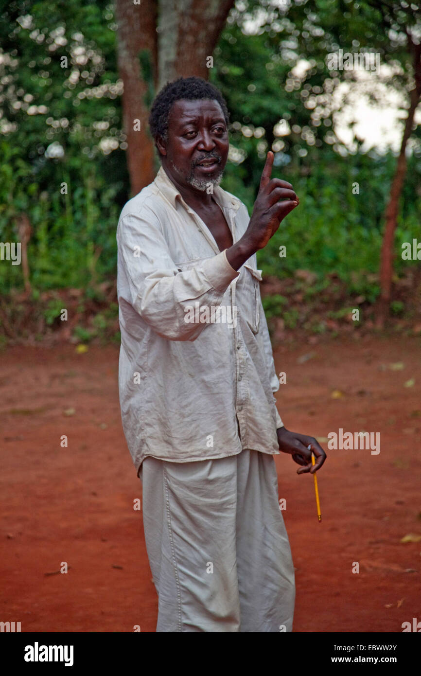betrunkener Mann mit erhobenen Zeigefinger, Burundi, Gitega Stockfoto