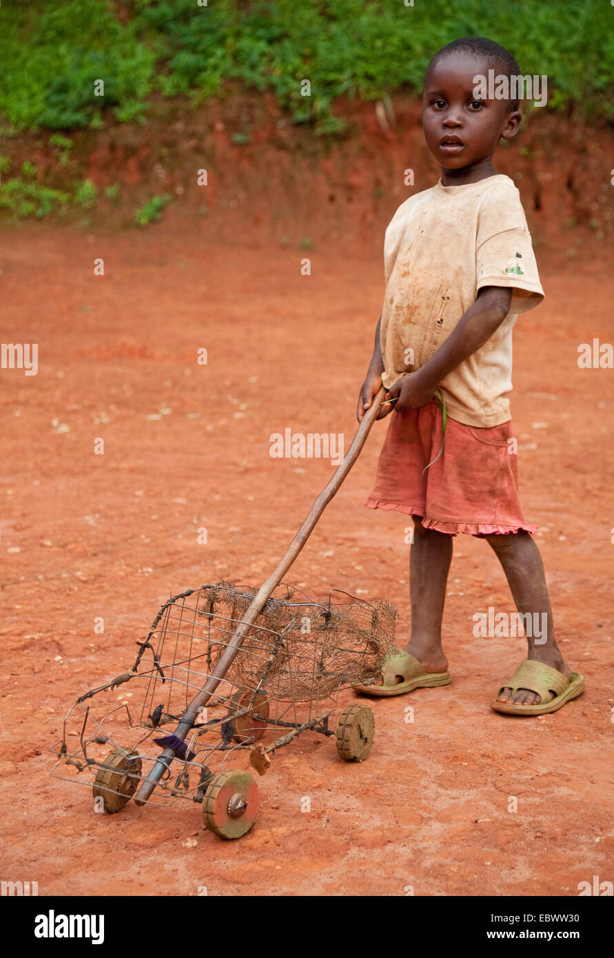 Jungen spielen mit Selfmade Wire Frame Spielzeugauto, Burundi, Gitega Stockfoto