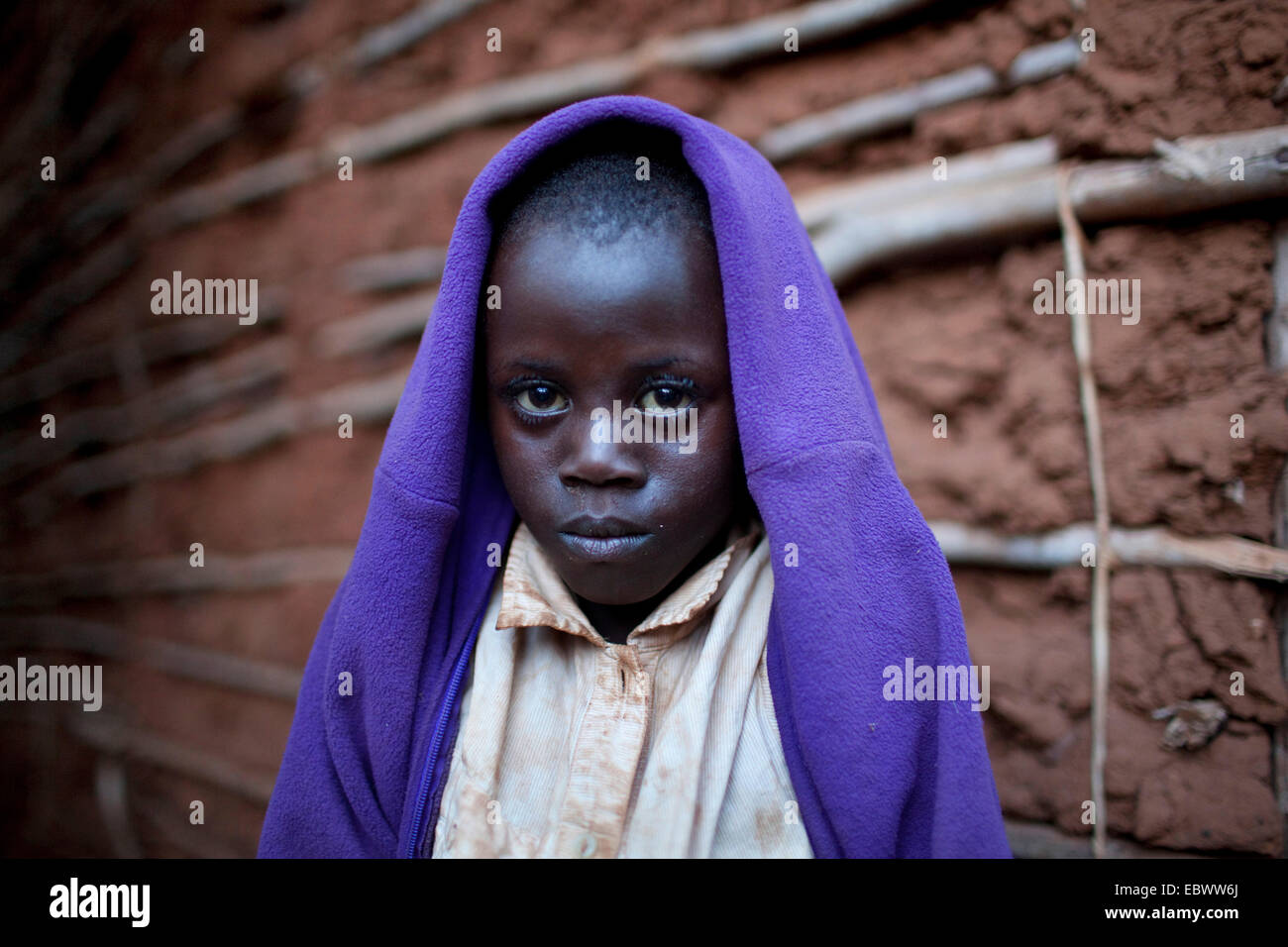 Kind mit Pullover über den Kopf, Burundi, Karuzi, Buhiga Stockfoto