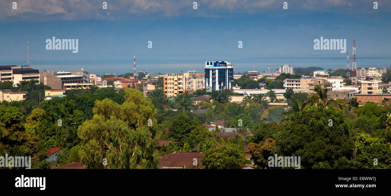 Panorama-Blick auf das Viertel "Rohero ich" der Hauptstadt, in der Mitte der großen "Banque du Burundi", im Hintergrund See Tanganijka, Burundi, Bujumbura Mairie, Bujumbura Stockfoto