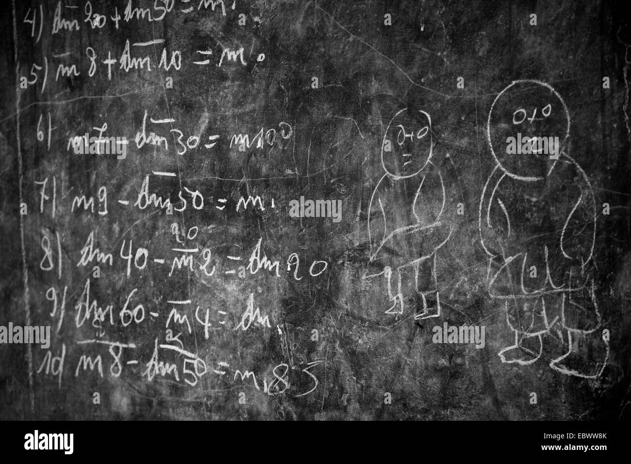 Tafel mit Berechnungen und Strichmännchen im Klassenzimmer unterrichten ehemalige Straßenkinder, Kunsthandwerk und Allgemeinbildung, Burundi, Ngozi, Ngozi Hilfsorganisation Stockfoto