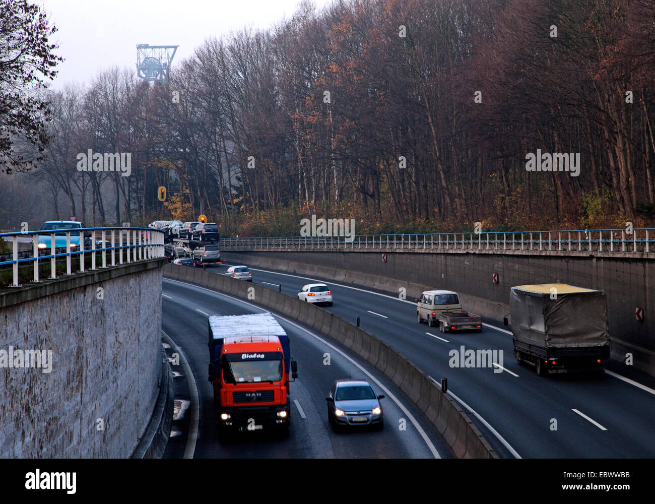 Verkehr auf der Autobahn A40, Förderturm im Hintergrund, Bochum, Ruhrgebiet, Nordrhein-Westfalen, Deutschland Stockfoto