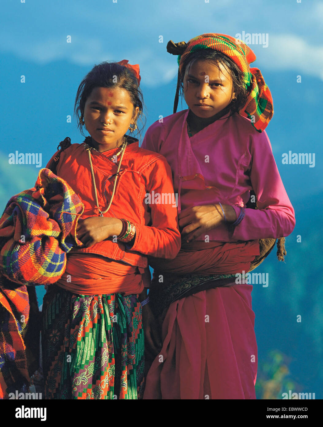 zwei Rai-Girls in ihren besten Kleidern für Dasaain Festival, Nepal, Seduwa Stockfoto