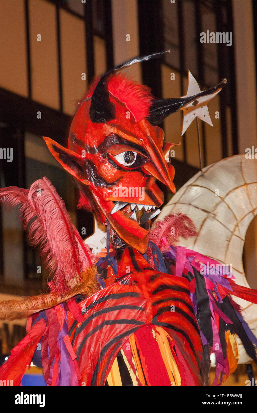 Chester, Großbritannien, 4. Dezember 2014. Mid-Winter Watch Parade Karamba Samba ein 'Ghost Band' führte ein Spaß Parade der Teufel, wie sie die Wintersonnenwende gefeiert. Ein Ereignis, das stammt aus dem Jahr 1400, wo lokale Künstler und Gruppen zusammenarbeiten, die Zeit, in der die Stadt Führer würde über die Schlüssel zur Stadt in die Hand zu feiern. Stockfoto