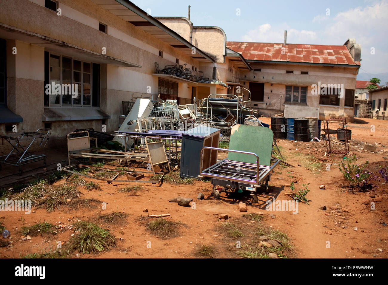 alten verworfen, Betten und Inventar liegen neben einem Krankenhaus, Burundi, Bujumbura Mairie, Bujumbura Stockfoto