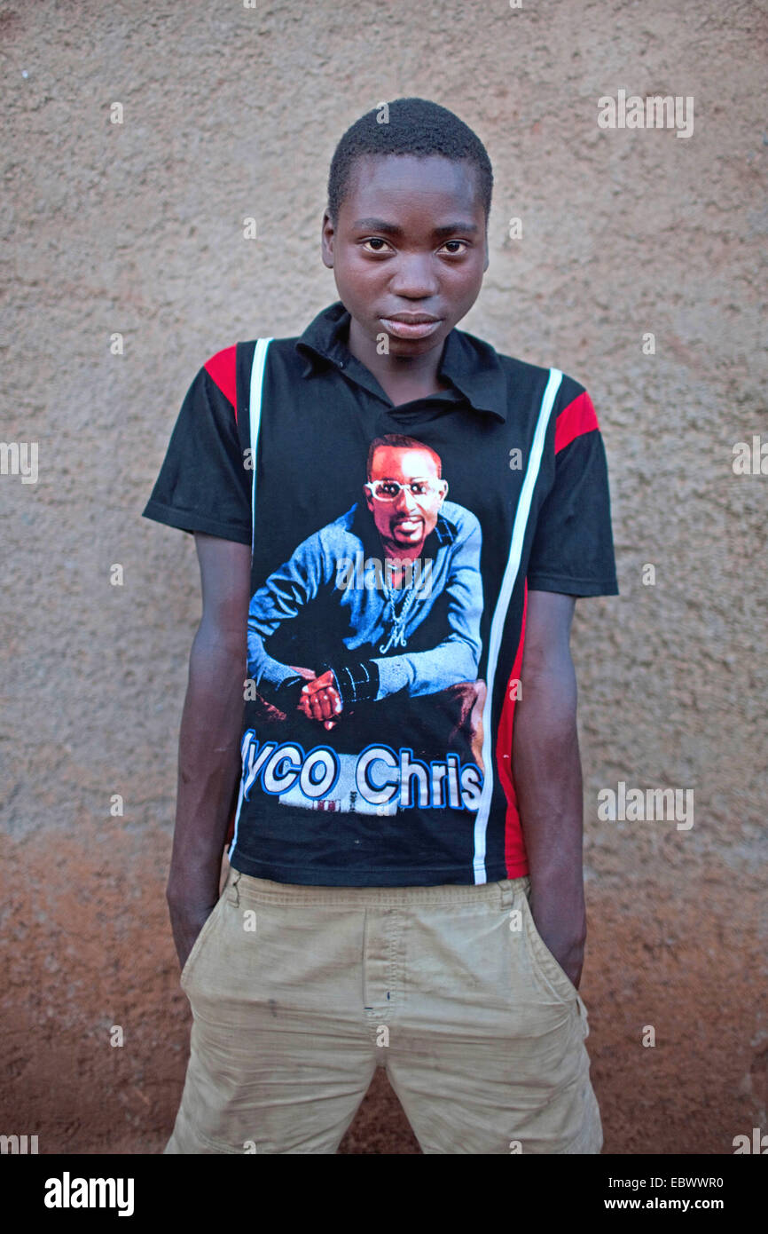 Junge stand an einer Wand mit einem T-shirt mit der Zeichnung eines cool aussehender Mann drauf, Burundi, Mvugo, Nyanza Lac Stockfoto
