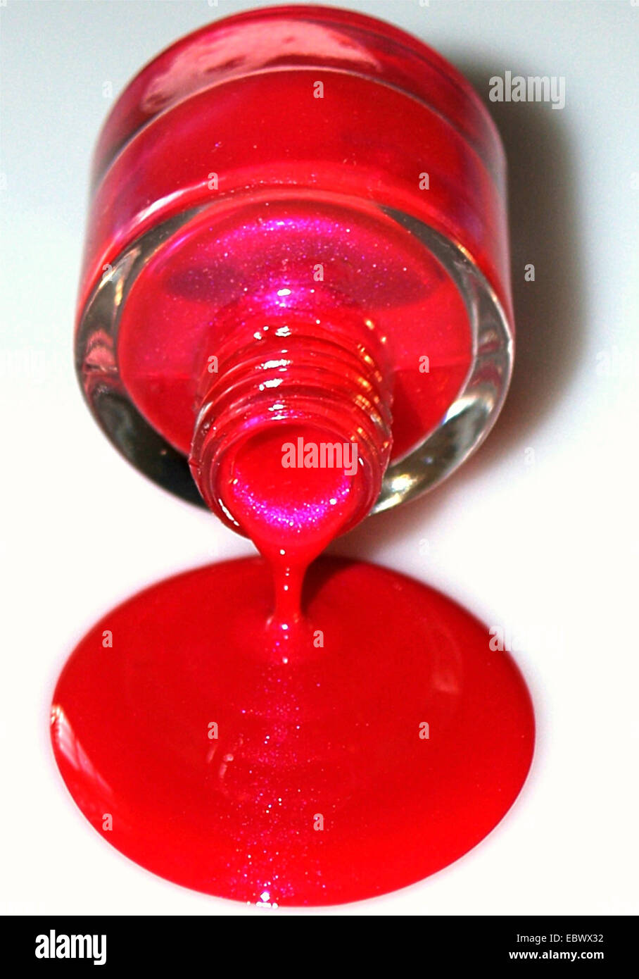 roter Nagellack verschütten aus Flasche Stockfoto