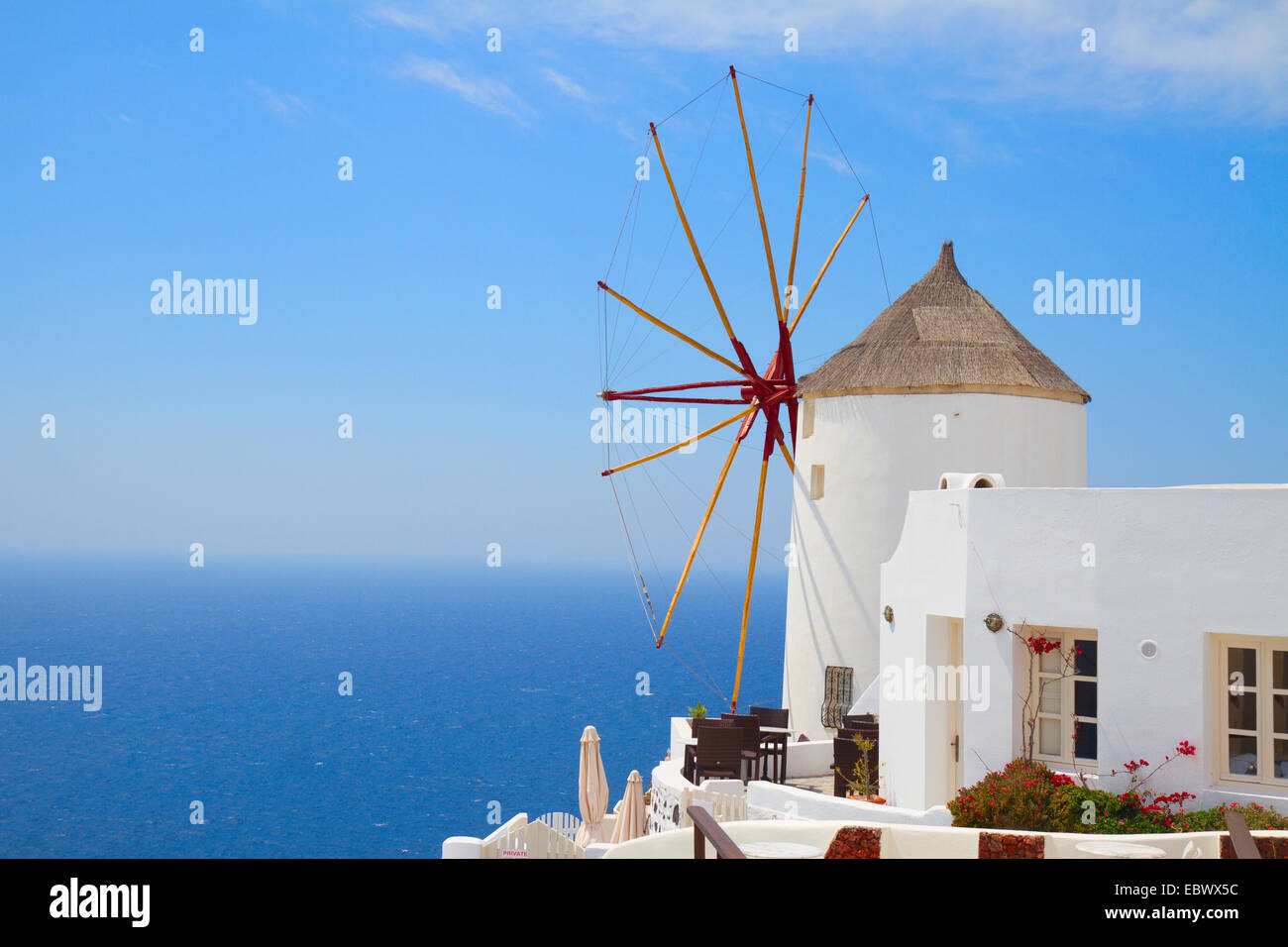 Windmühle von Oia, Santorin Stockfoto