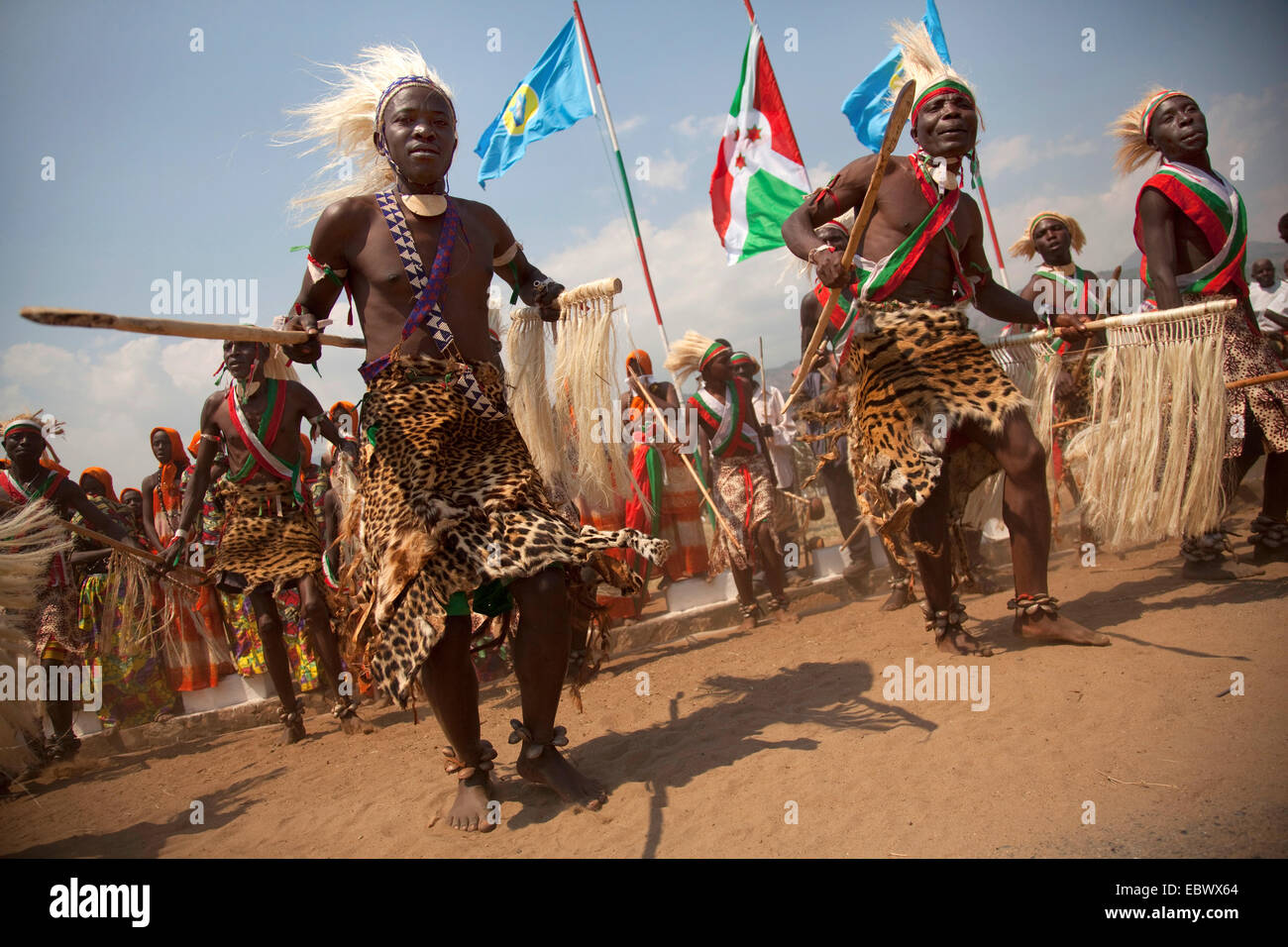 traditionelle Tänzer ("Tambourinaires") tanzen auf dem "Boulevard de l'Ind Pendace' auf Independance Day (Juli 1), Burundi, Bujumbura Marie, Bujumbura Stockfoto