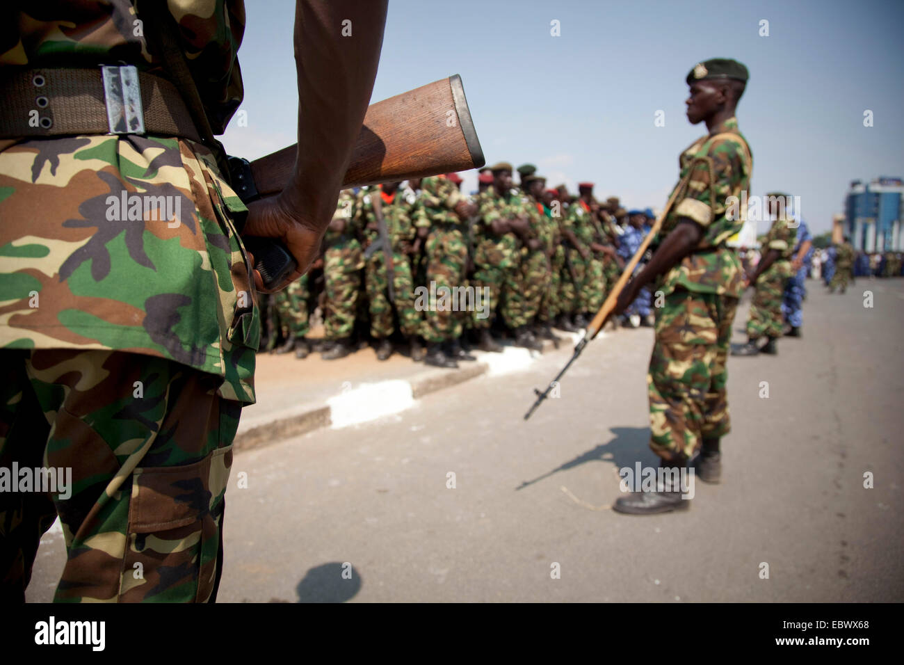 bewaffnete Soldaten während einer Veranstaltung am Tag Unabhängigkeit (Juli 1), Burundi, Bujumbura Marie, Bujumbura Stockfoto