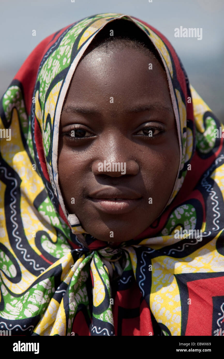 junge Frau schützen den Kopf vor der Sonne mit einem traditionellen afrikanischen Schal, Bujumbura Burundi, Bujumbura Marie Stockfoto