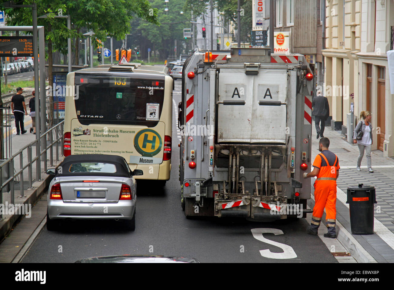 verweigern Sie, Entsorgung Service und Straße Verkehr in engen Straßen, Essen, Ruhrgebiet, Nordrhein-Westfalen, Deutschland Stockfoto