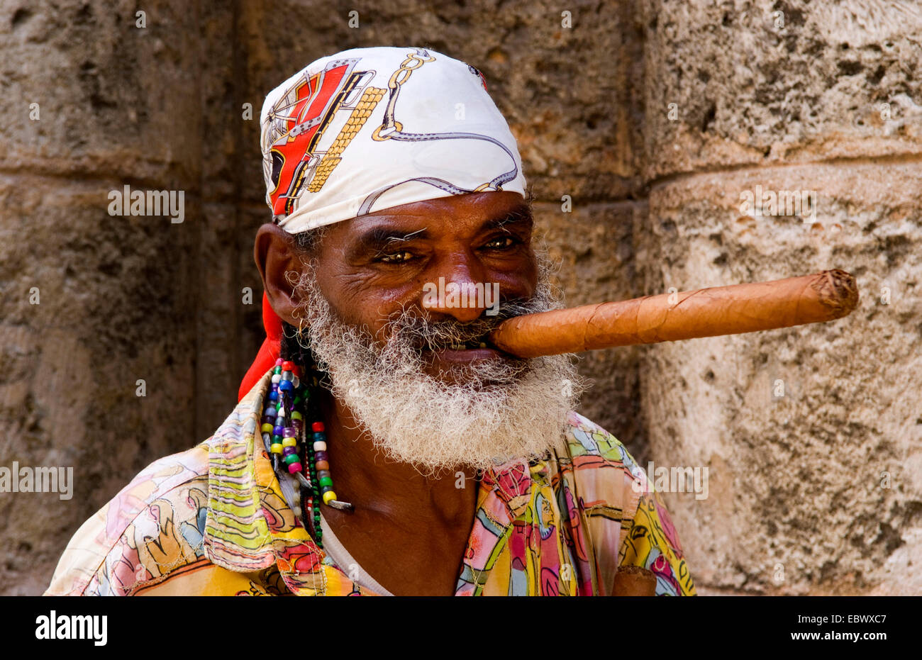 Alter Mann mit langen Zigarre und Schal in Alt-Havanna, Kuba, La Habana Stockfoto