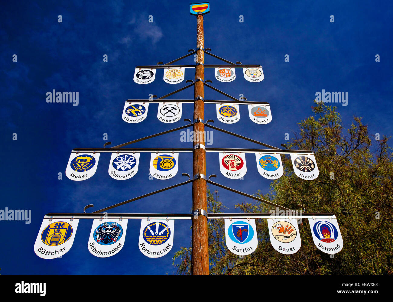 Art der Maibaum mit Emblemen der verschiedenen Berufe in Selm, Deutschland, Nordrhein-Westfalen, Ruhrgebiet, Selm Stockfoto