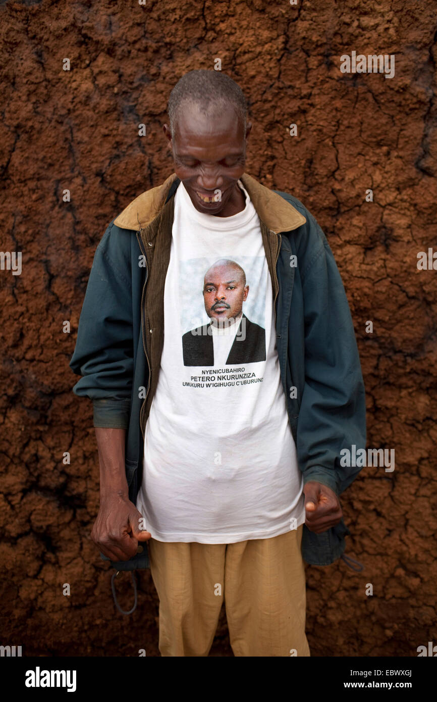 Porträt eines älteren Mannes trägt ein T-shirt mit einem Foto von Pierre Nkurunziza, Präsident von Burundi, Burundi, Karuzi Buhiga beschriftet Stockfoto