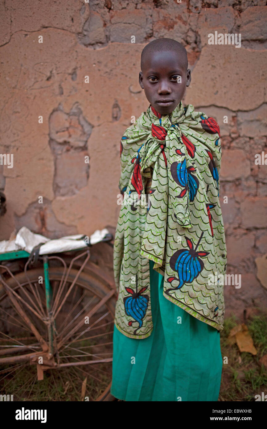 Porträt der jungen girt in traditioneller Kleidung, Burundi, Karuzi, Buhiga Stockfoto