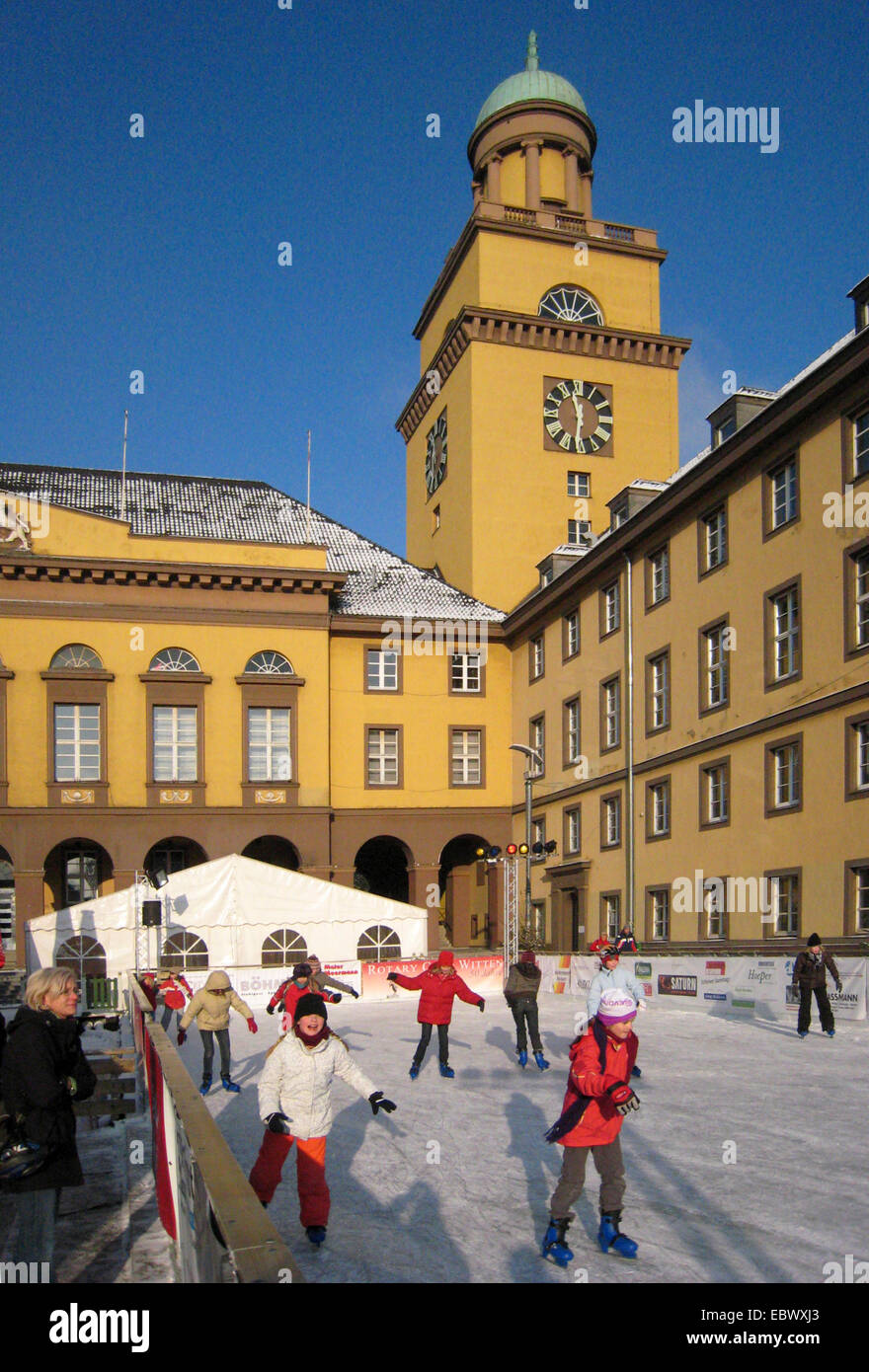 Kinder-Eislaufen auf dem Weihnachtsmarkt am Rathaus, Witten, Ruhrgebiet, Nordrhein-Westfalen, Deutschland Stockfoto